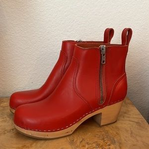 Swedish Hasbeens (VGUC) | 39 Zip It Ankle Zip Red Wooden Clogs Boots